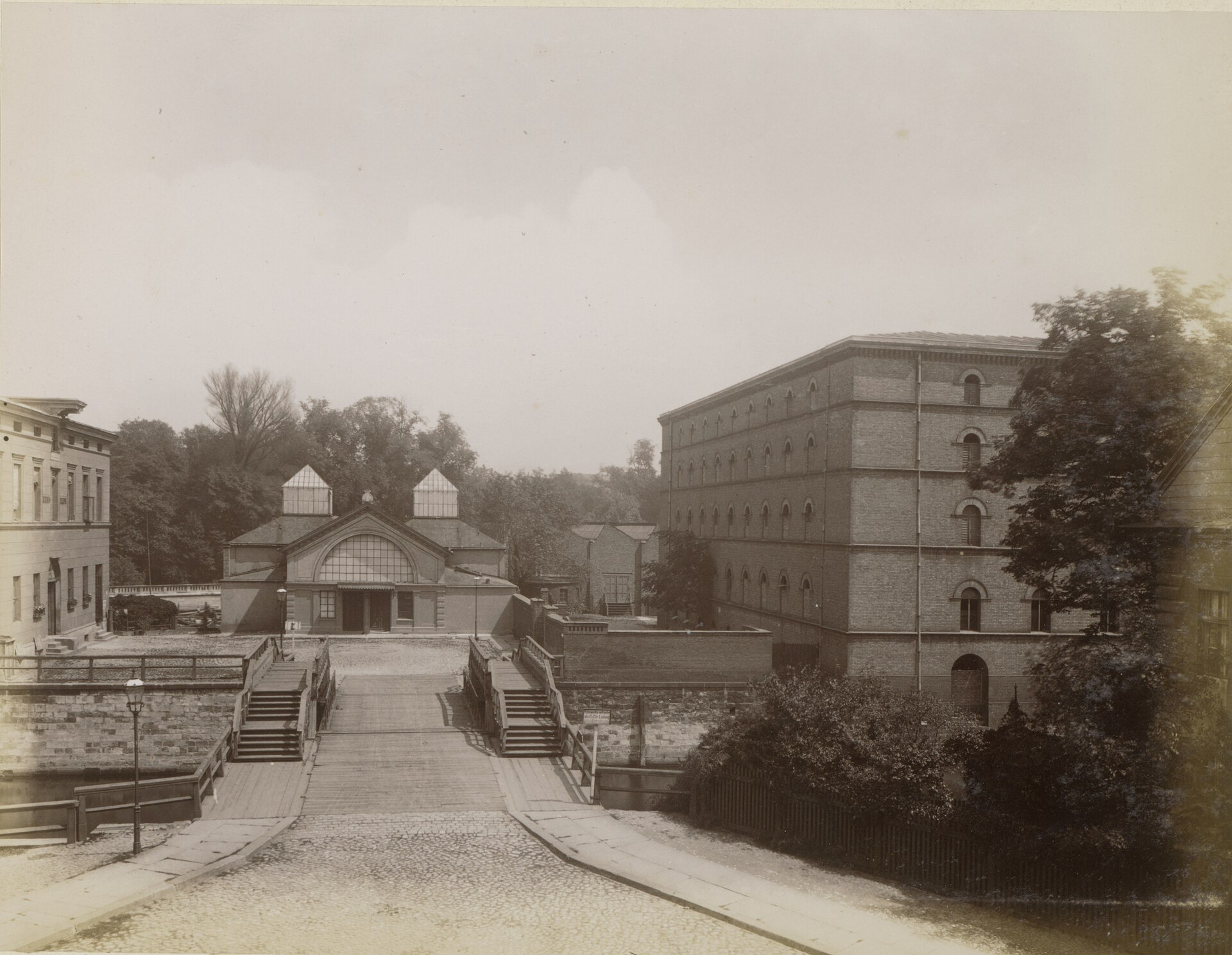 Das Mehlhaus mit der Mehlbrücke über dem Kupfergraben