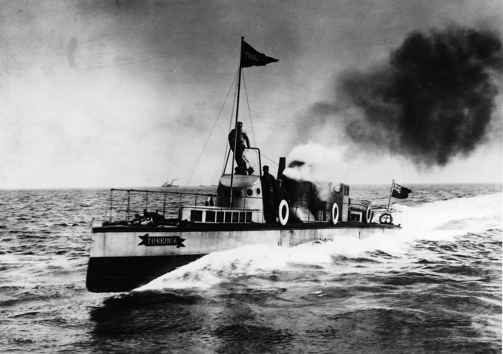 Die Turbinia bei voller Fahrt, Photographie von Alfred J. West