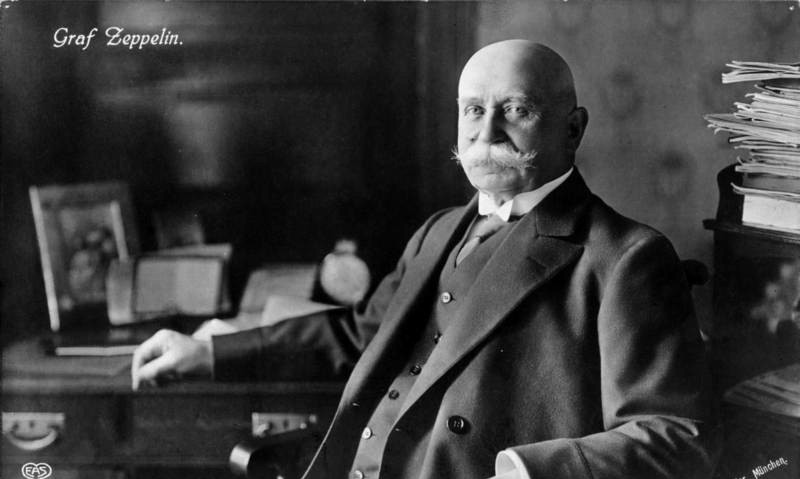Graf Ferdinand von Zeppelin am Schreibtisch