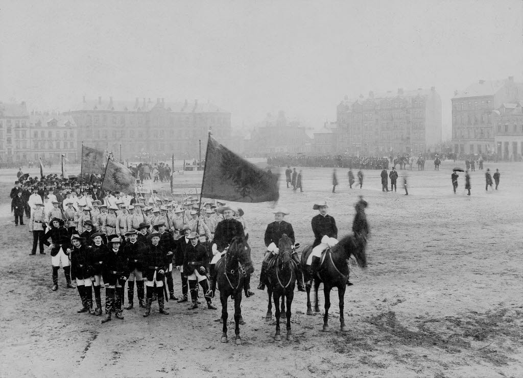 Festzug des Kieler Männer-Turnvereins von 1844 auf dem Wilhelmsplatz am 24. März 1898