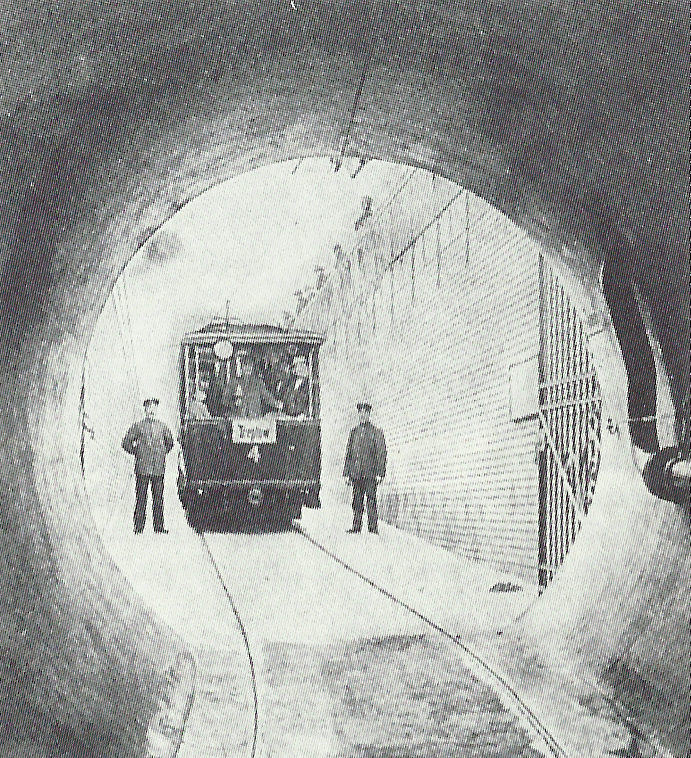 Triebwagen der Berliner Ostbahnen auf der Stralauer Seite vor dem Spreetunnel