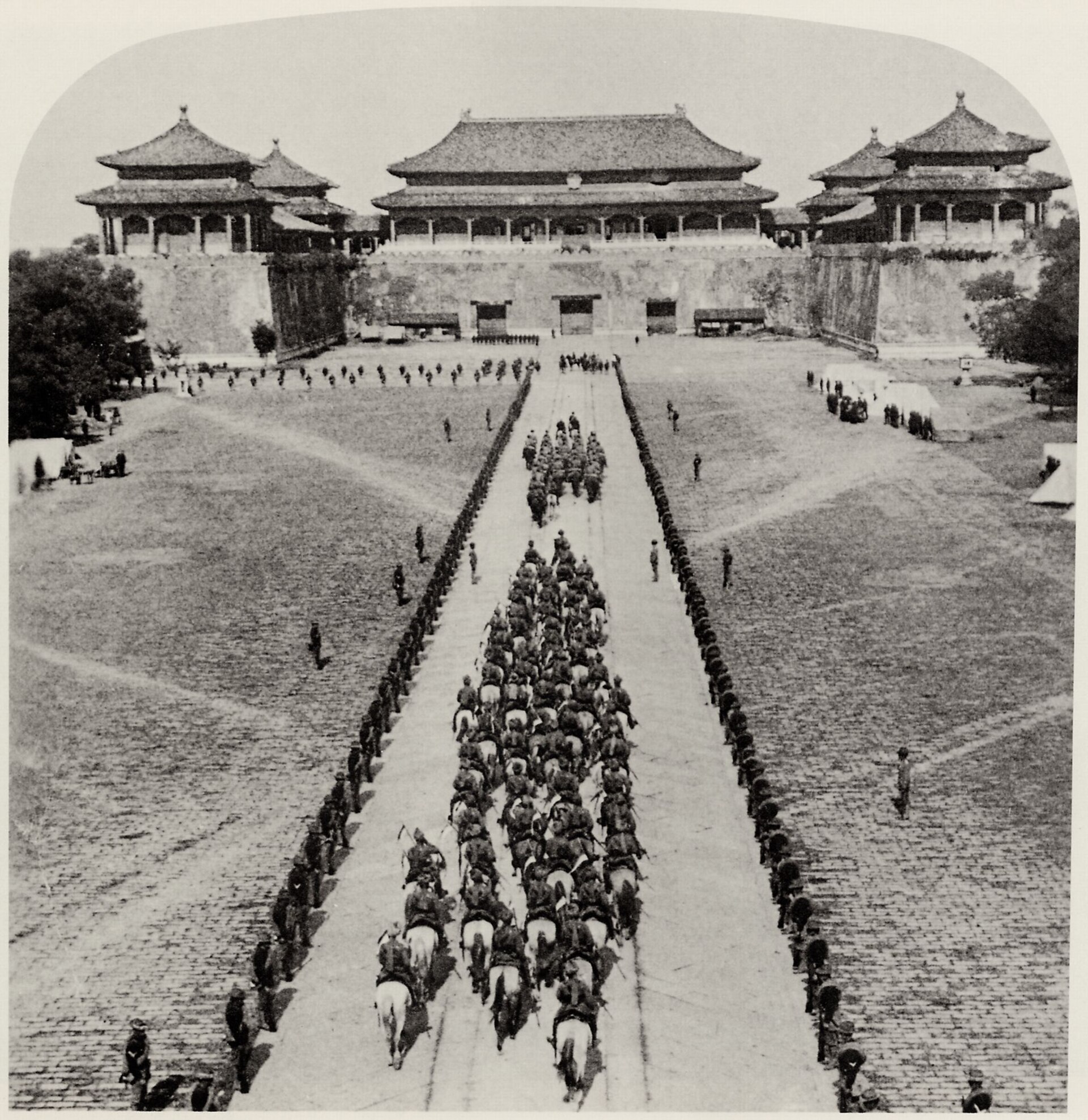 Bengalische Lanzenreiter geleiten Generalfeldmarschall Graf Waldersee in Peking