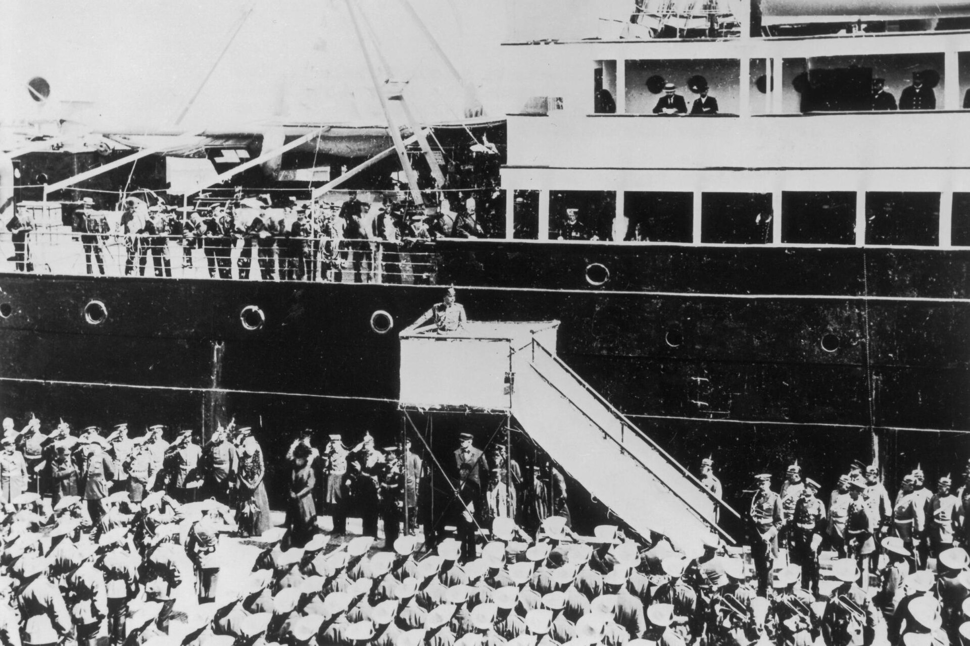 Kaiser Wilhelm II. auf der Tribüne bei der Verabschiedung des Ostasiatischen Expeditionskorps in Bremerhaven