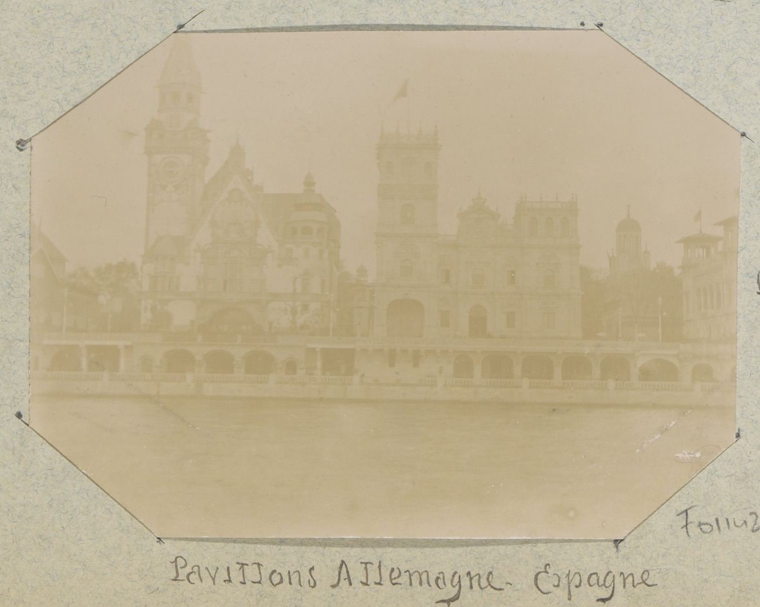 Die Pavillons Deutschlands und Spaniens an der Rue des Nations auf der Weltausstellung in Paris