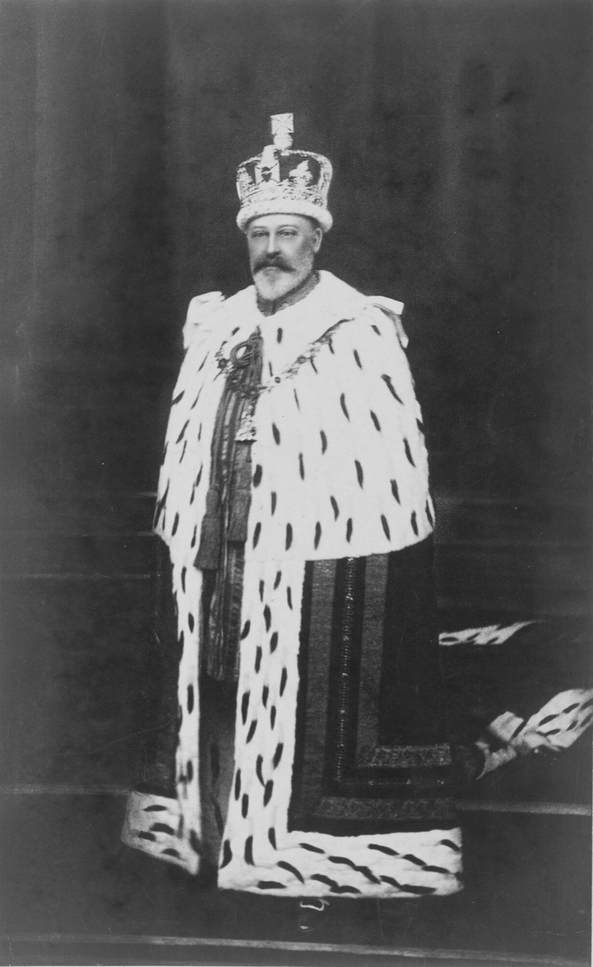 König Edward VII. im Krönungsornat