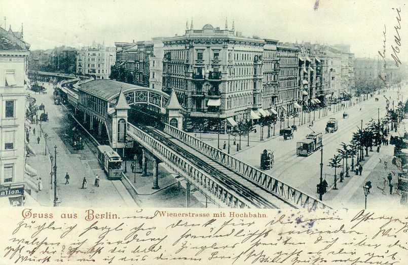 Der Hochbahnhof Oranienstraße mit der Hochbahn