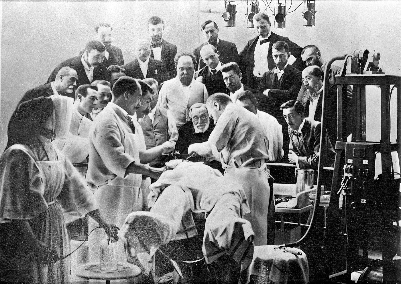 Rudolf Virchow beobachtet eine Operation in Paris