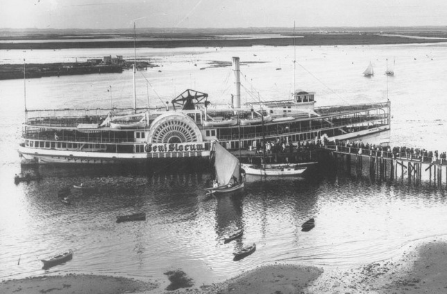 Der Raddampfer „General Slocum", der am 15. Juni 1904 im East River verbrannte