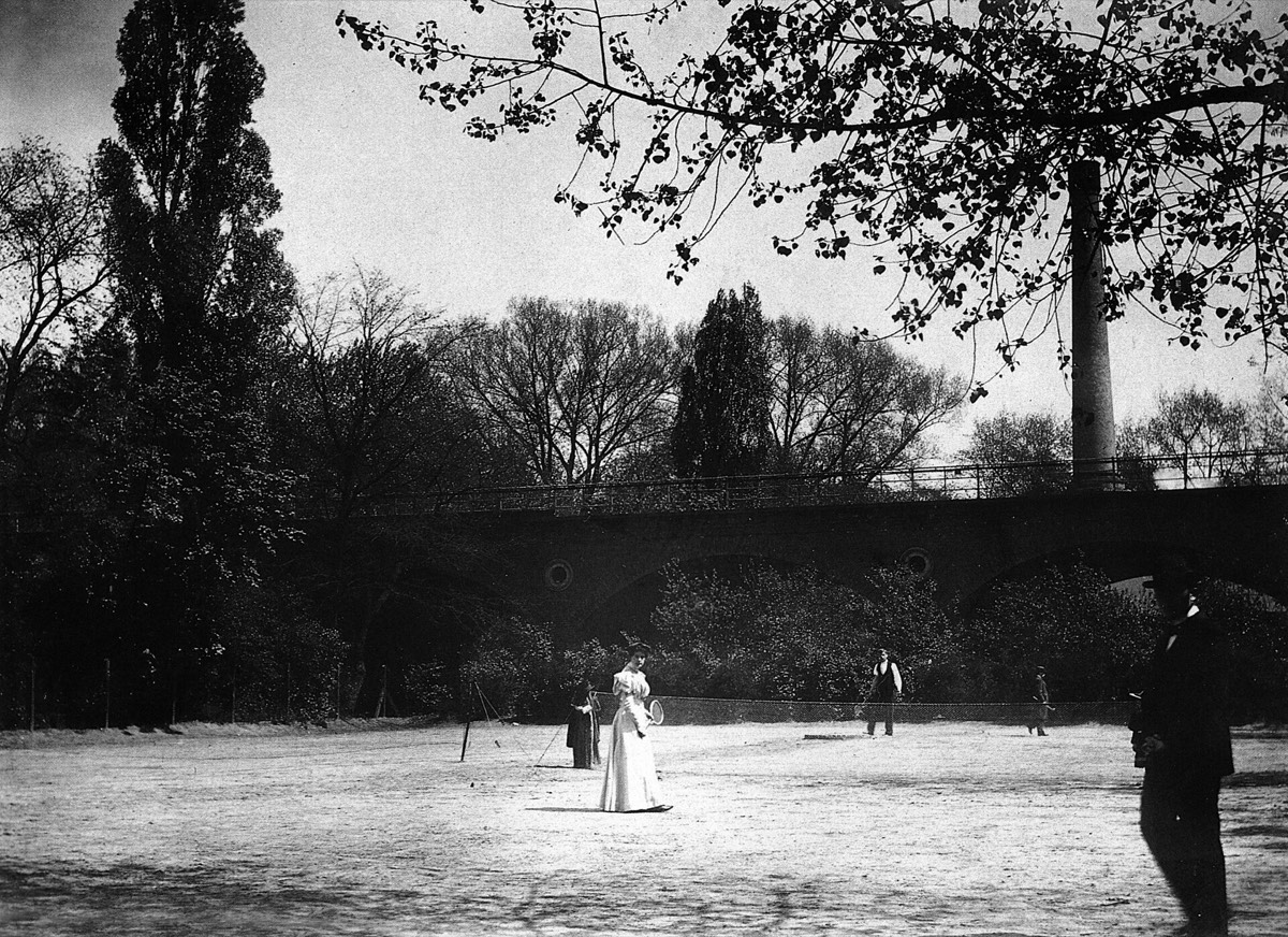 Ein Tennisplatz im Berliner Tiergarten nahe dem Zoologischen Garten