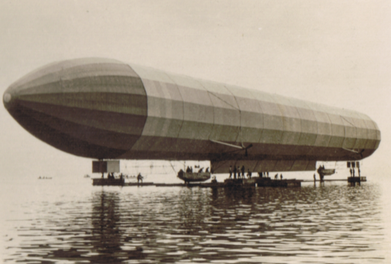 LZ 2, das zweite Luftschiff des Grafen Zeppelin, auf dem Bodensee