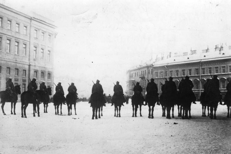 Militär vor dem Winterpalais in St. Petersburg
