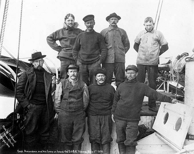 Kapitän Roald Amundsen und seine Mannschaft an Bord der „Gjøa"