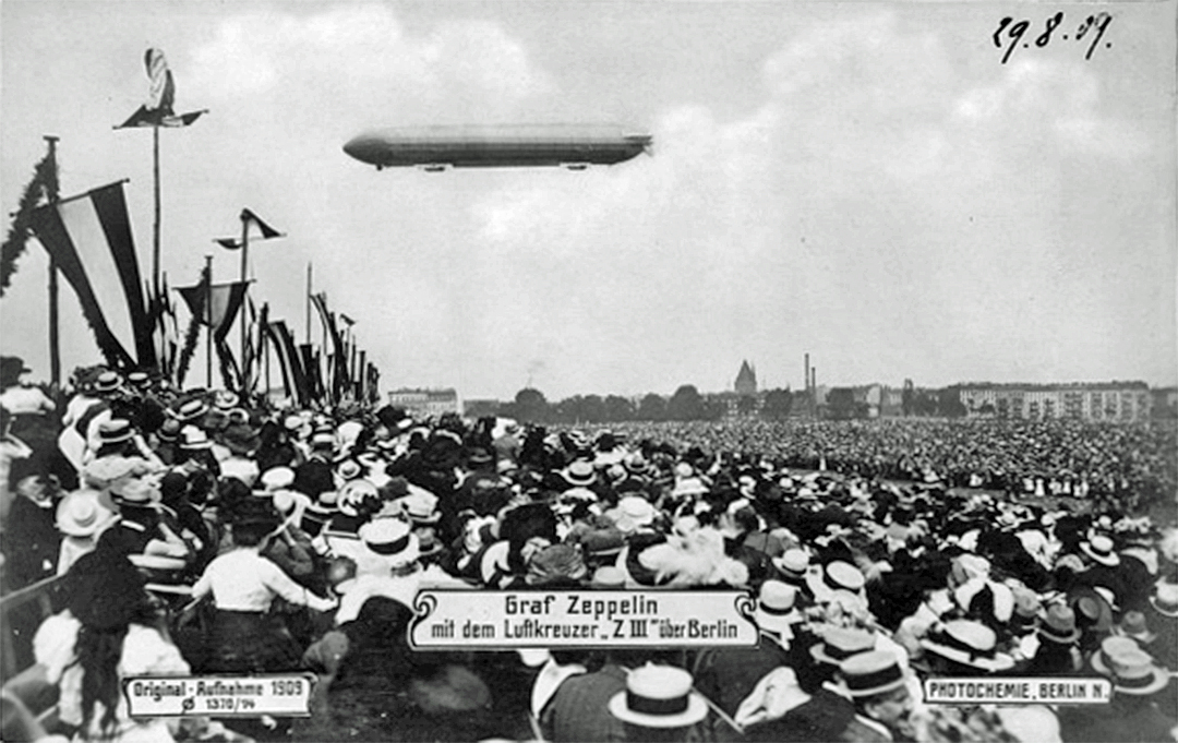 Graf Zeppelin mit dem Luftkreuzer Z III über Berlin