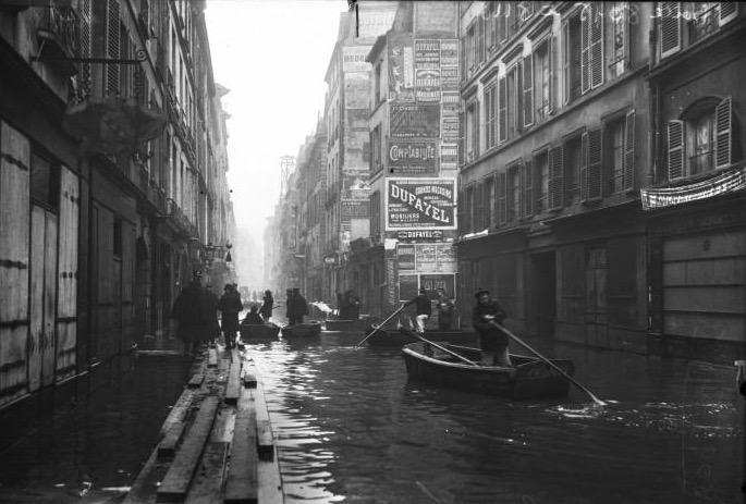 Überschwemmte Rue de Seine in Paris