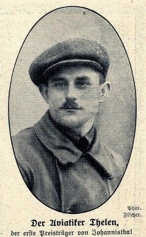 Der Flugpionier Robert Thelen bei seinem Flugzeug in Johannisthal