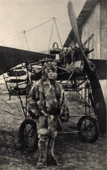 Melli Beese vor einem Flugzeug