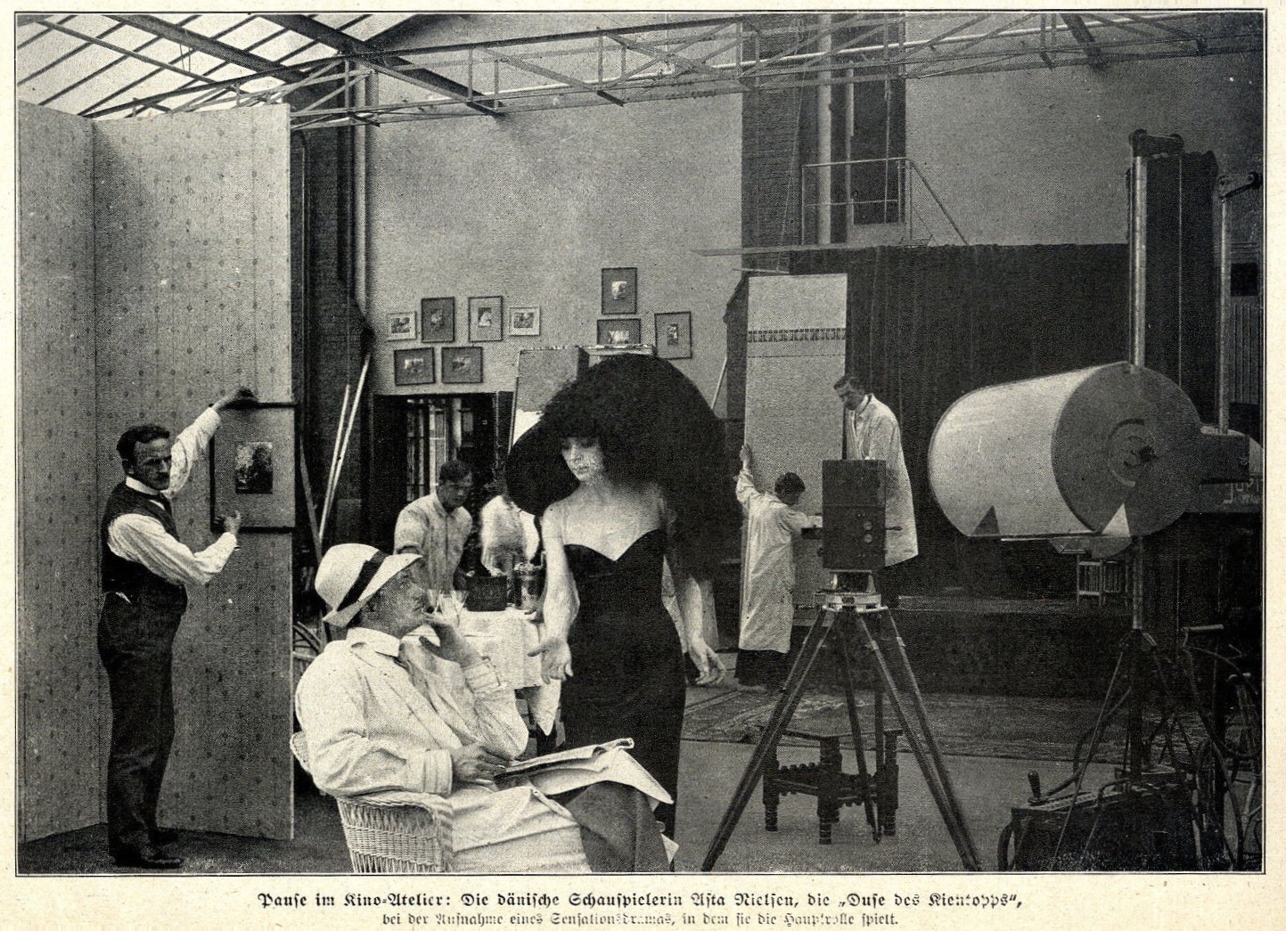 Asta Nielsen im Glashaus-Atelier
