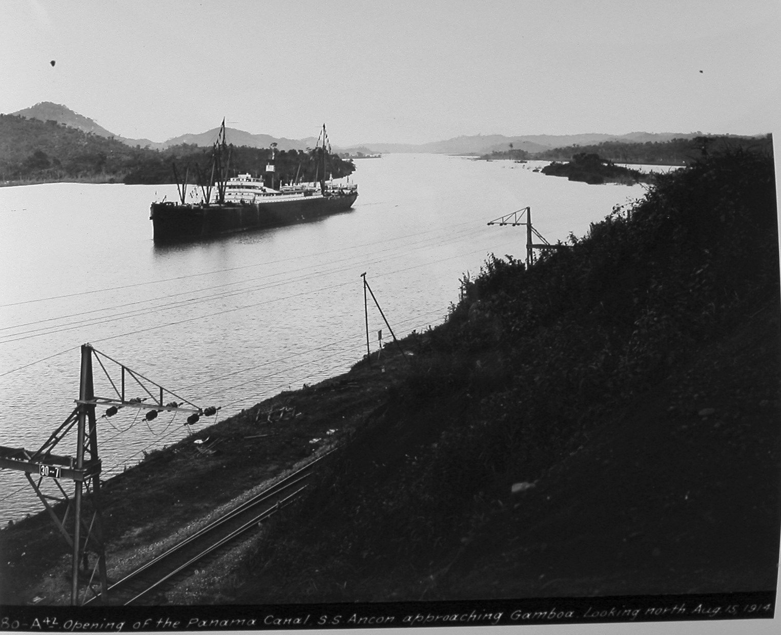 Das Frachtschiff SS Ancon nähert sich Gamboa