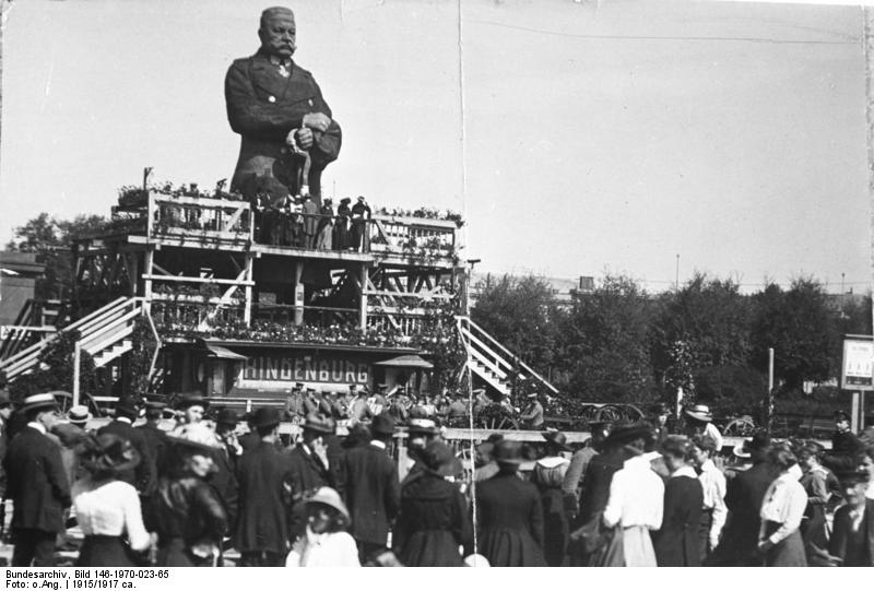 Die Nagelfigur „Eiserner Hindenburg" am Königsplatz Berlin