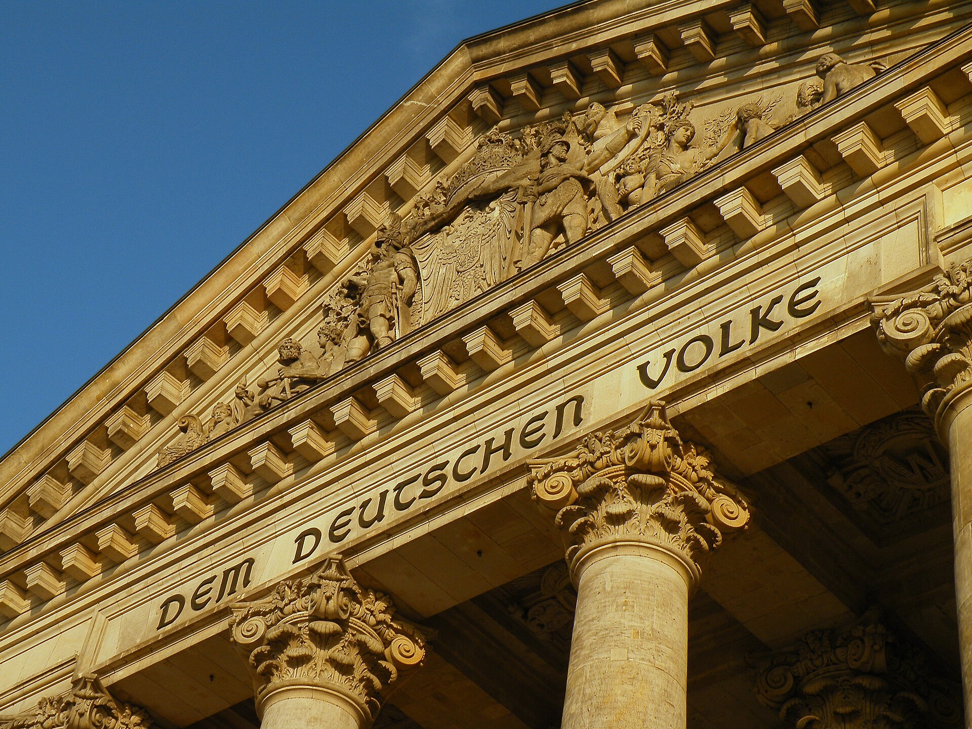 Die Inschrift „Dem deutschen Volke" am Reichstag-Westportal