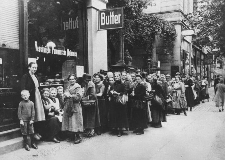 Schlange wartender Menschen vor einem Lebensmittelgeschäft in Berlin, 1917