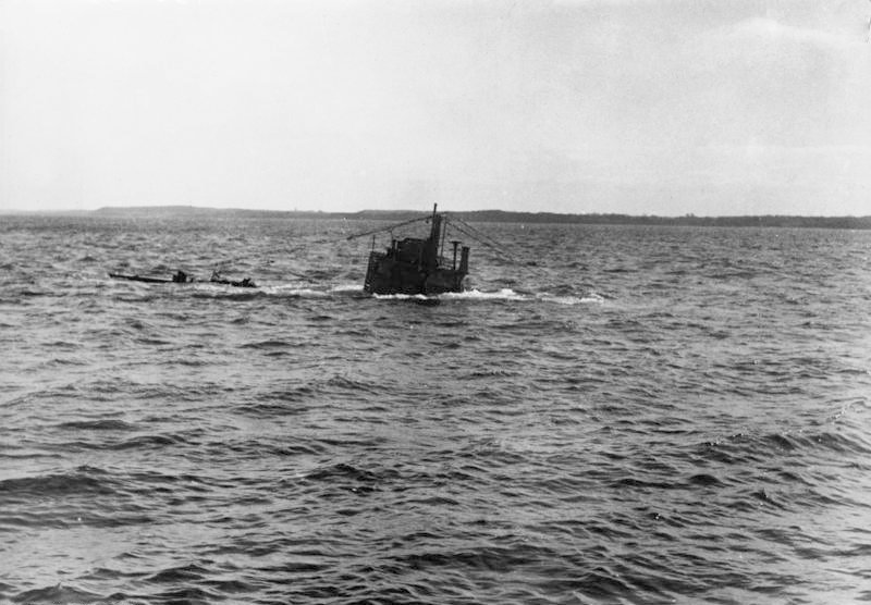 Tauchendes deutsches U-Boot im Krieg