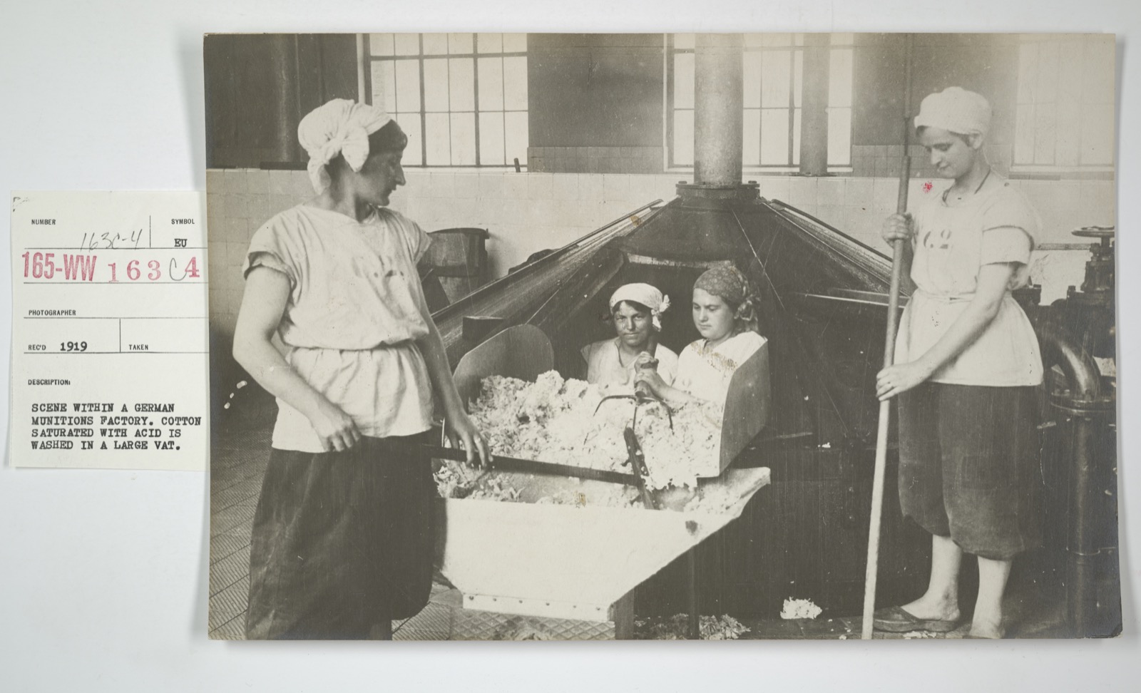 Szene in einer deutschen Munitionsfabrik, Frauen bei der Herstellung von Kriegsmaterial