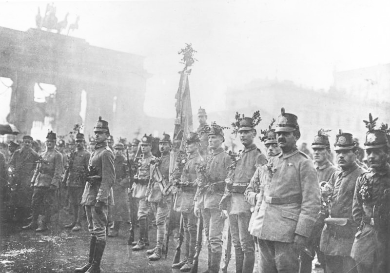 Heimkehrende Fronttruppen in Berlin