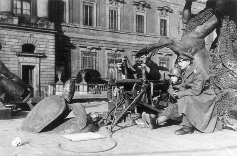 Maschinengewehr-Posten vor dem Berliner Stadtschloss