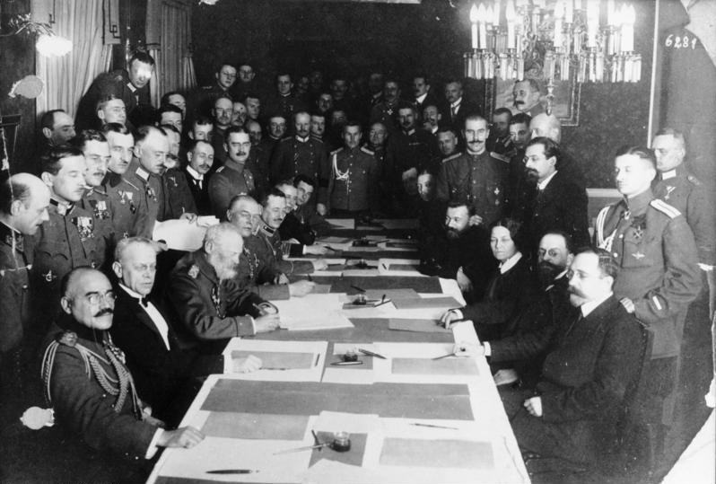 Delegationen bei der Waffenstillstandszeremonie von Brest-Litowsk