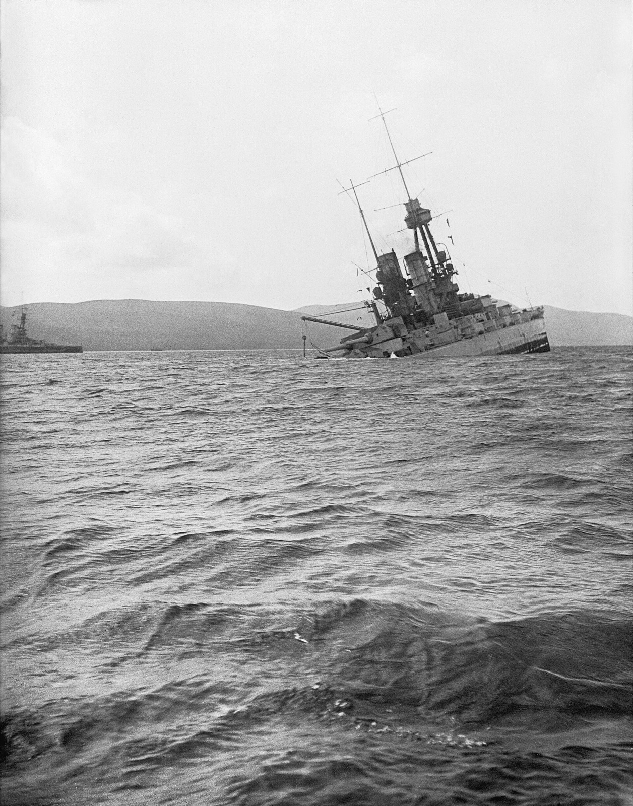 Das Linienschiff SMS Bayern sinkt in Scapa Flow