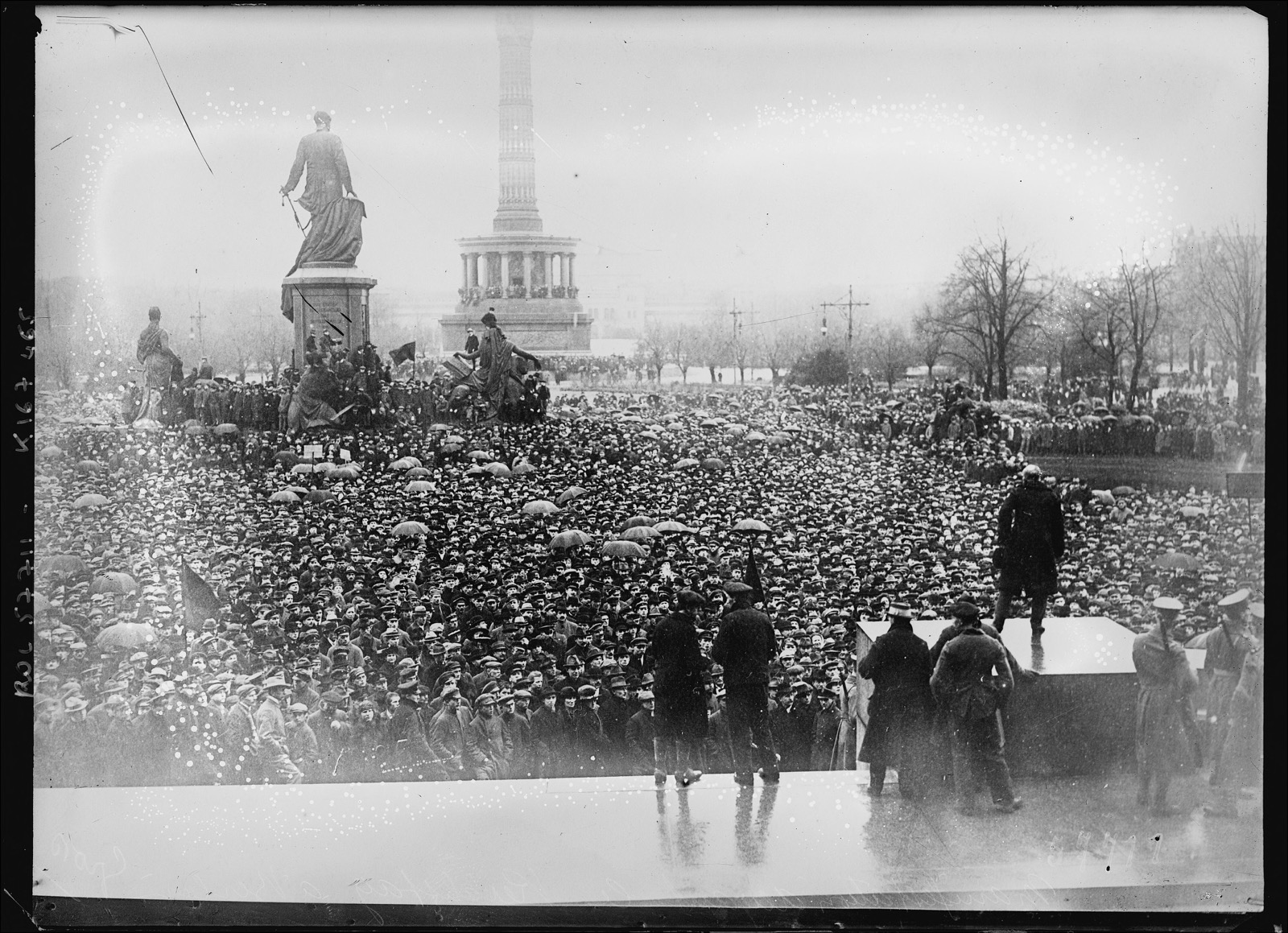 Demonstration vor dem Reichstagsgebäude im Januar 1920