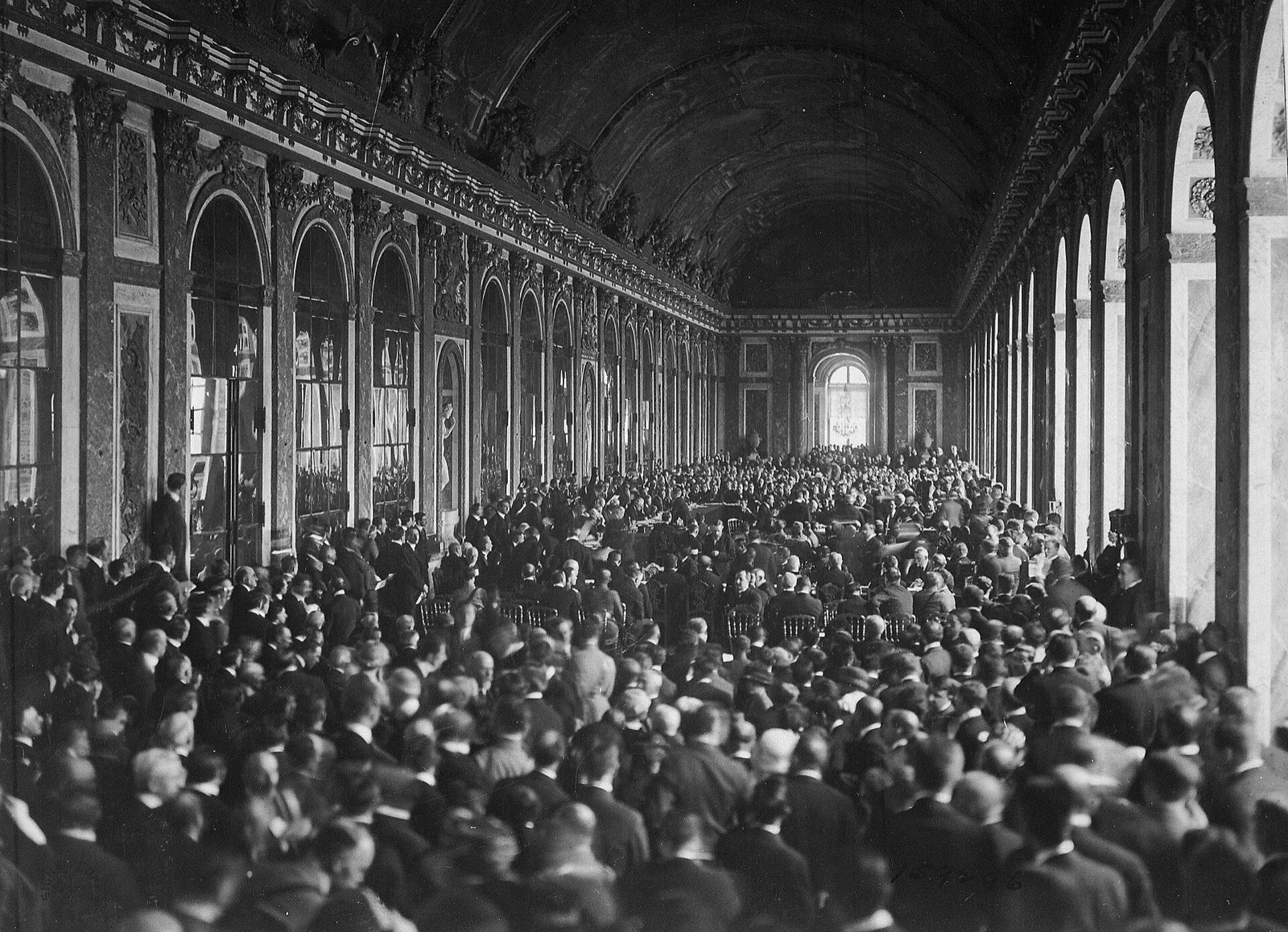 Unterzeichnung des Versailler Vertrags im Spiegelsaal von Schloss Versailles