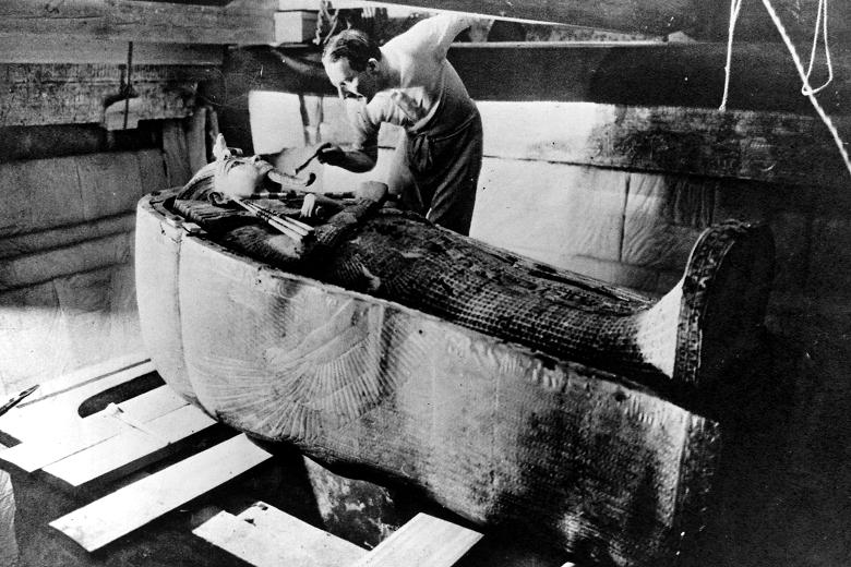Howard Carter am innersten Sarg Tutanchamuns