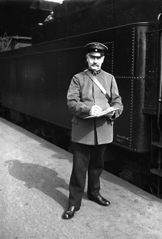 Reichsbahn-Zugführer in Dienstuniform