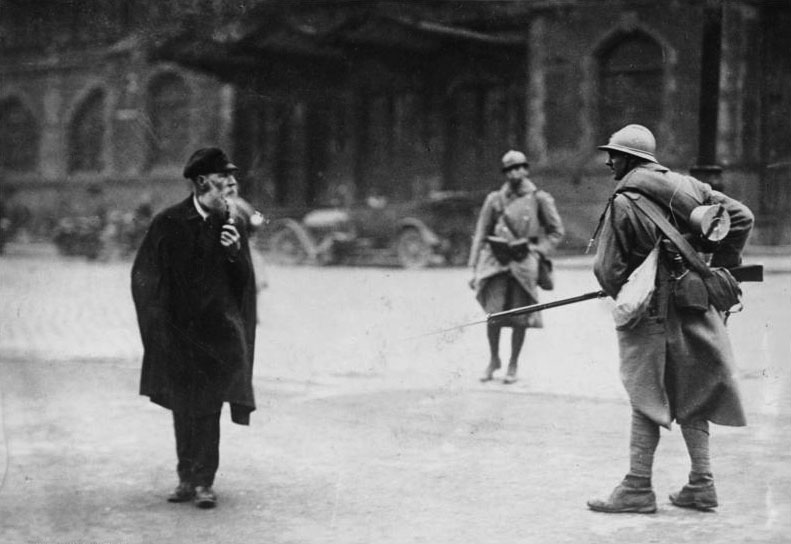 Französischer Soldat und älterer Mann während der Ruhrbesetzung