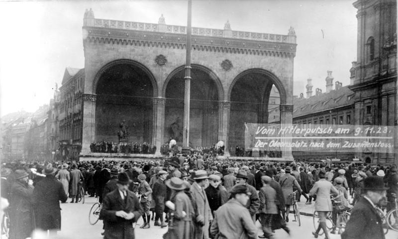 Szene während des Hitlerputsches am Odeonsplatz