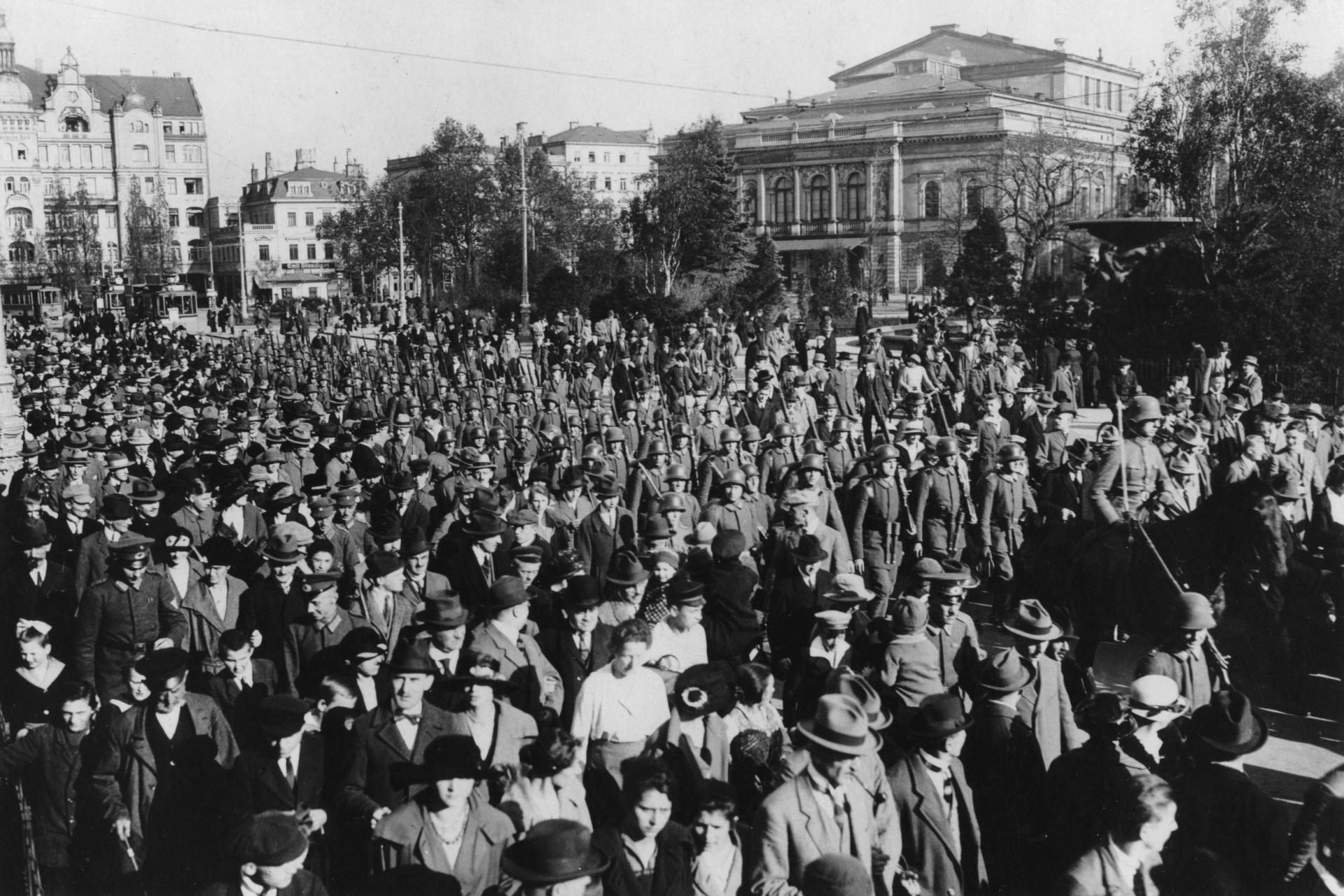 Reichswehrkompanie auf dem Weg zum sächsischen Landtagsgebäude