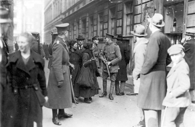 Polizeirazzia in der Grenadierstraße, 1920