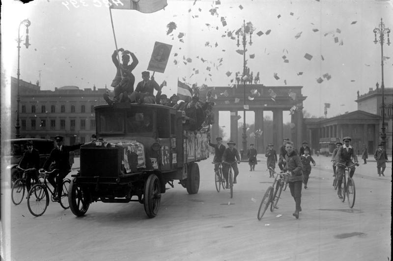 Wahlwerbung der Völkischen am Brandenburger Tor in Berlin, Mai 1924