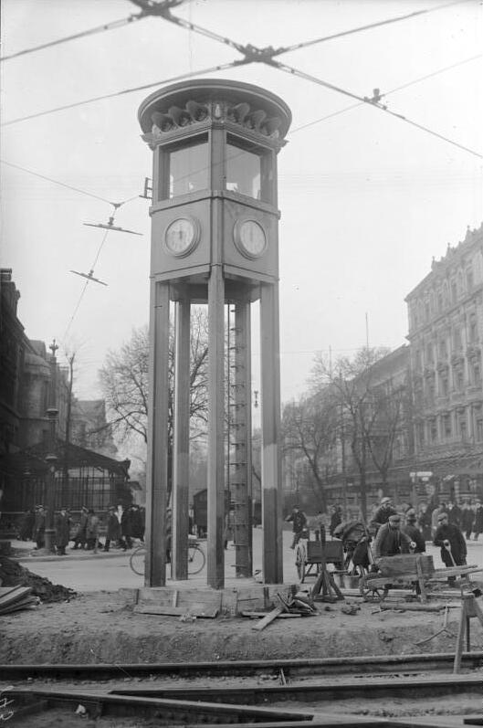 Der Verkehrsturm auf dem Potsdamer Platz, Berlin, November 1924