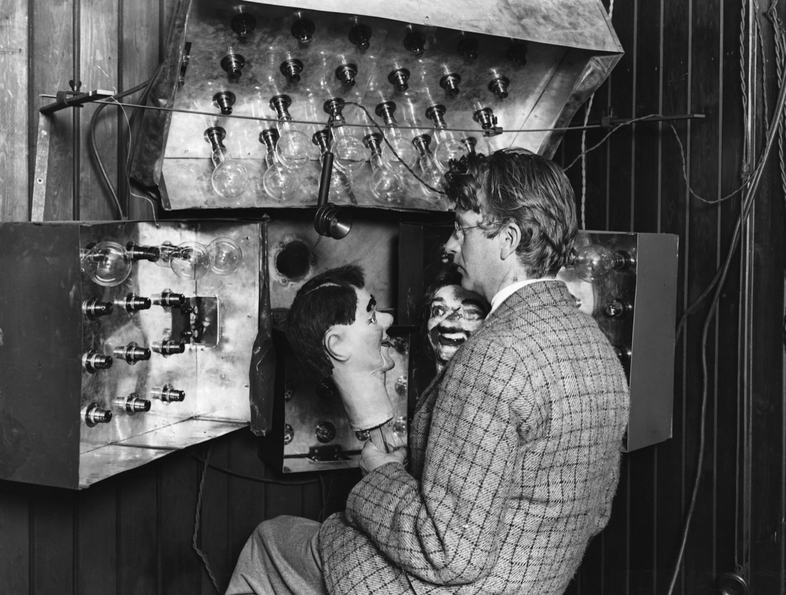 John Logie Baird mit seiner Puppe „Stooky Bill"