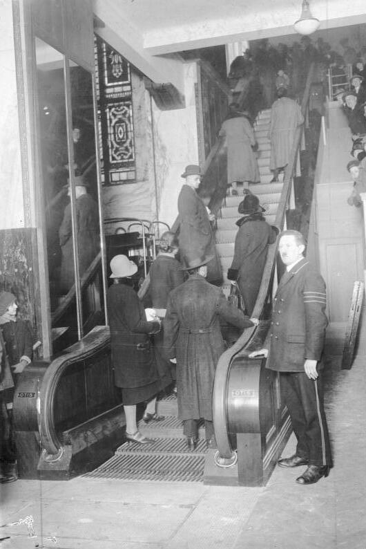 Rolltreppe in einem Berliner Warenhaus, Dezember 1925