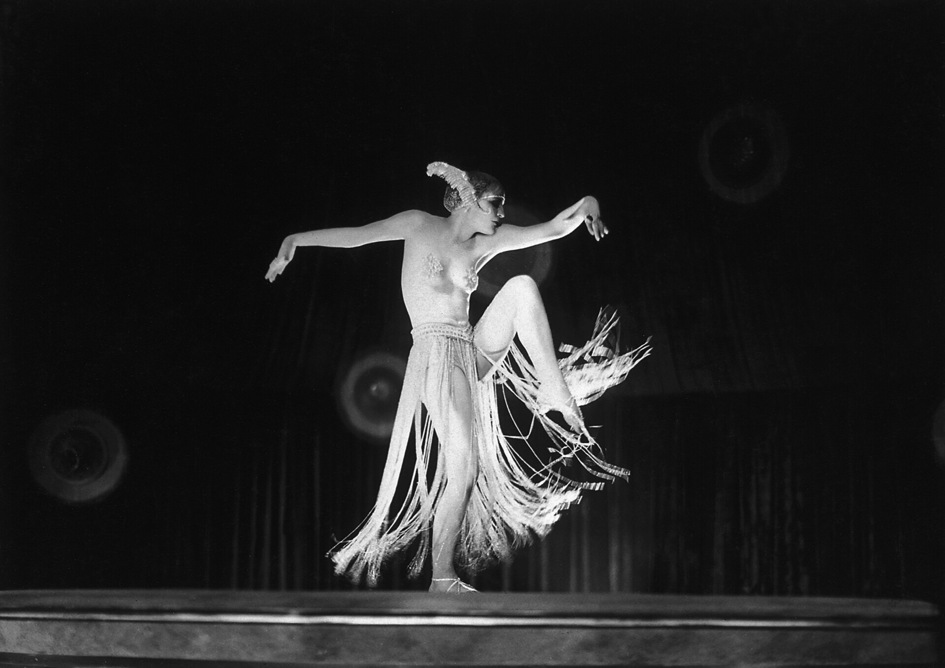 Brigitte Helm als Maschinenmensch am Set von Metropolis, 1926