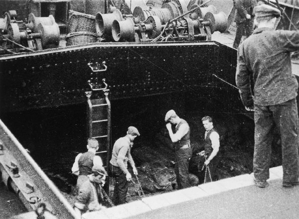 Freiwillige entladen ein Schiff während des Generalstreiks, London 1926