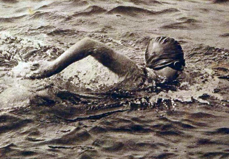 Gertrude Ederle nach ihrer Durchquerung des Ärmelkanals, August 1926