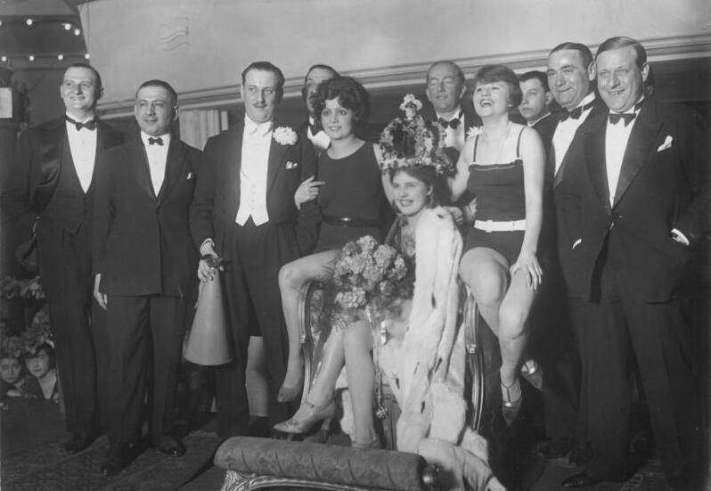 Die gewählte Schönheitskönigin mit der Jury im Berliner Sportpalast, 1927