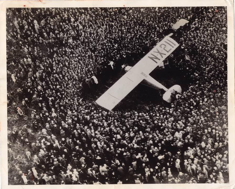 Charles Lindbergh bei seiner Ankunft auf dem Flugplatz Croydon bei London, 29. Mai 1927