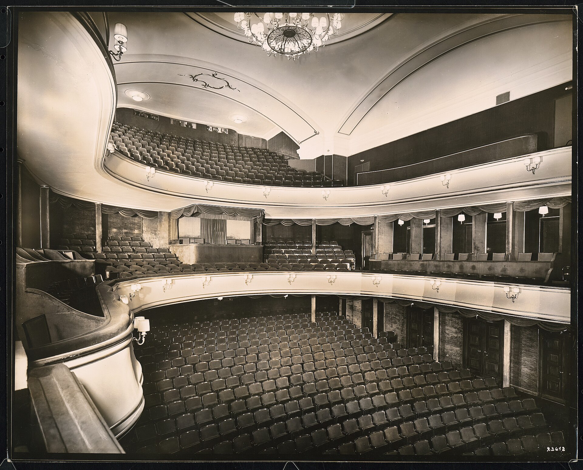 Der Zuschauerraum des Theaters am Nollendorfplatz, Spielstätte der Piscator-Bühne, hier auf einer Aufnahme von 1942