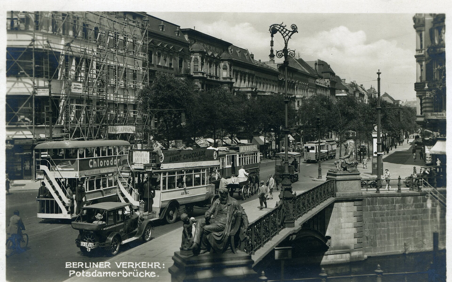 Berliner Straßenverkehr an der Potsdamer Brücke, kurz vor der Fusion zur BVG im Dezember 1928 — Omnibusse und Straßenbahnen noch in unterschiedlicher Gestaltung der bisherigen Einzelgesellschaften